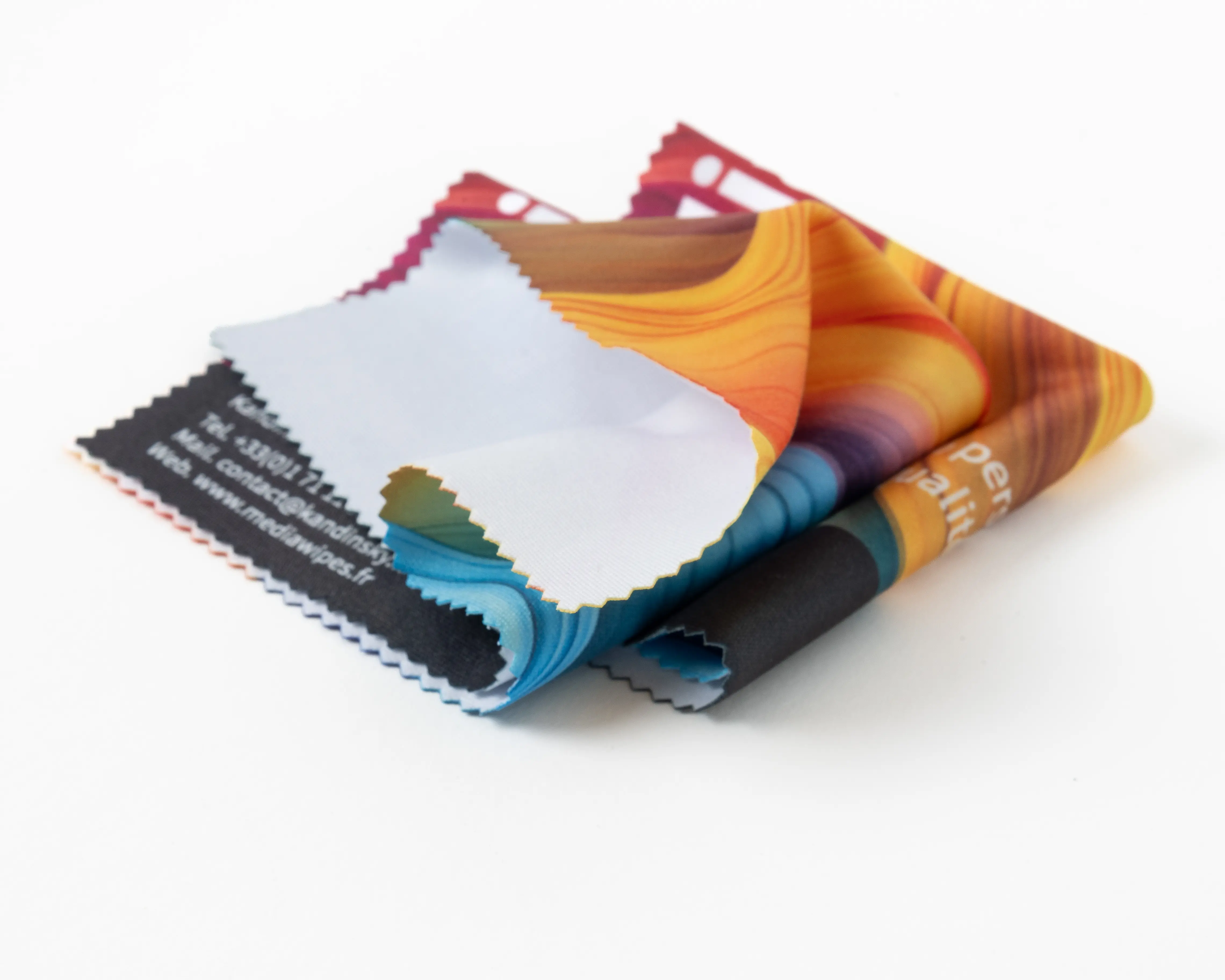 Main nettoyant un smartphone avec une microfibre personnalisée